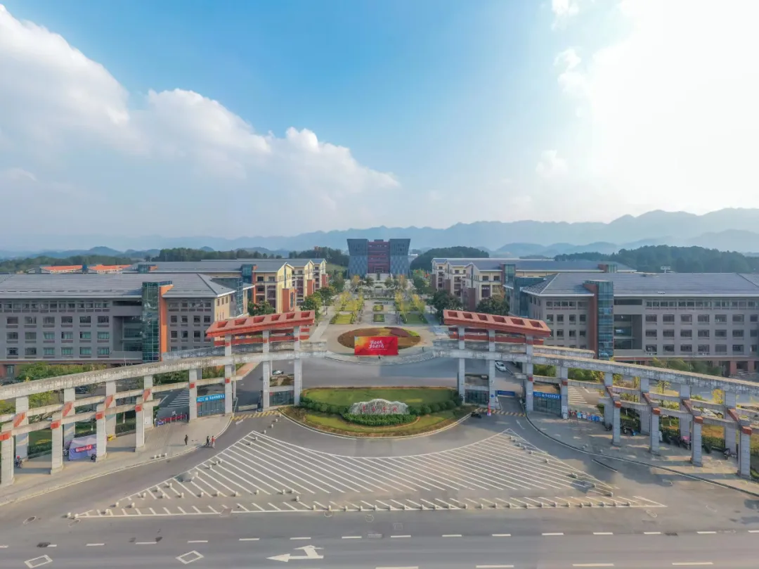 茅台学院校长颐养