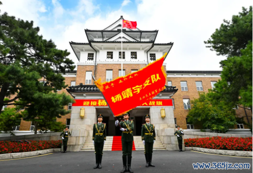 吉林省委文牍、省长、副省长摄取“杨靖宇支队”战旗
